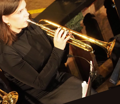 Eline qui joue de la trompette à un concert