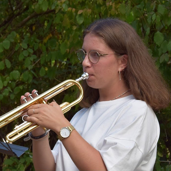 Eline qui joue de la trompette dehors